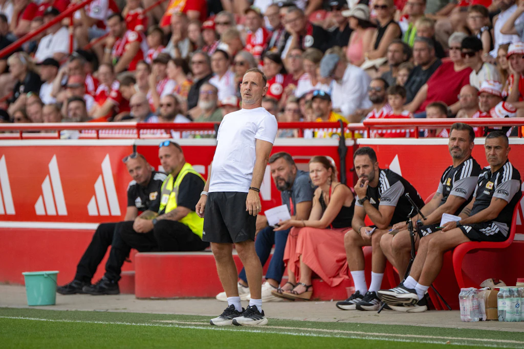 Nur nicht in Schieflage geraten: Trainer Mauro Lustrinelli und der 1. FC Union Berlin stehen vor der nächsten schwierigen Saison.