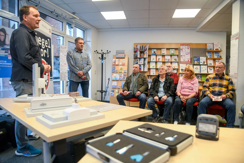 Beratung zum Einbruchschutz ** NUR FÜR REDAKTIONELLE ZWECKE ** EDITORIAL USE ONLY **<p>Die zwei Kriminalhauptkommissare Michael Kootz-Landers (links) und Markus Köper von der Kreispolizei Wesel, am Montag, 10.02.2025 in Dinslaken. Sie geben Anregungen und beantworten Fragen rund um das Thema Einbruc
