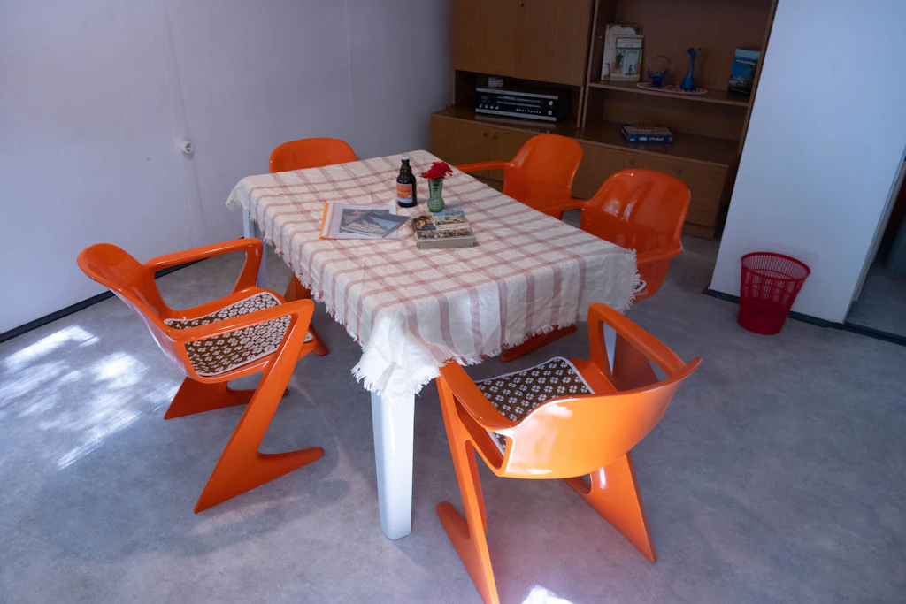 Blick in den Wohnbereich eines Bungalows vom Typ B 34 in der Ferienanlage „Betriebsferienlager Gera“.