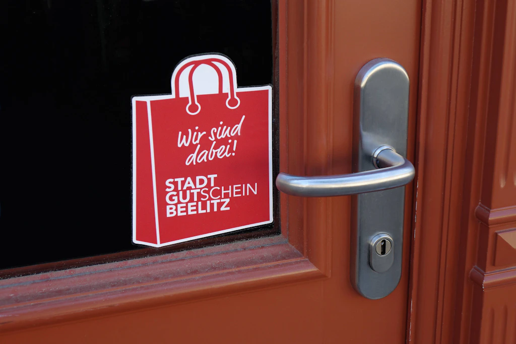 Türaufkleber mit Stadtgutschein Beelitz Türaufkleber mit Stadtgutschein Beelitz, 26.05.2024, Beelitz, Brandenburg, An einer Geschäftstür befindet sich ein Aufkleber mit dem Schriftzug Stadtgutschein Beelitz.