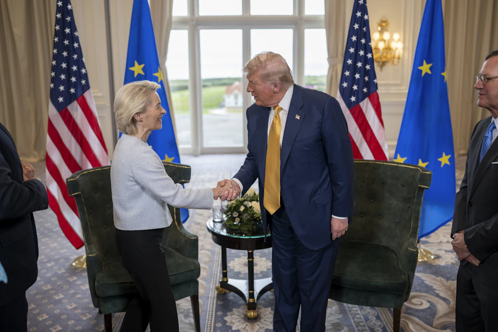 Präsident Donald J. Trump nimmt am 27. Juli 2025 an einem bilateralen Treffen mit der Präsidentin der EU-Kommission, Ursula von der Leyen, in Schottland teil.