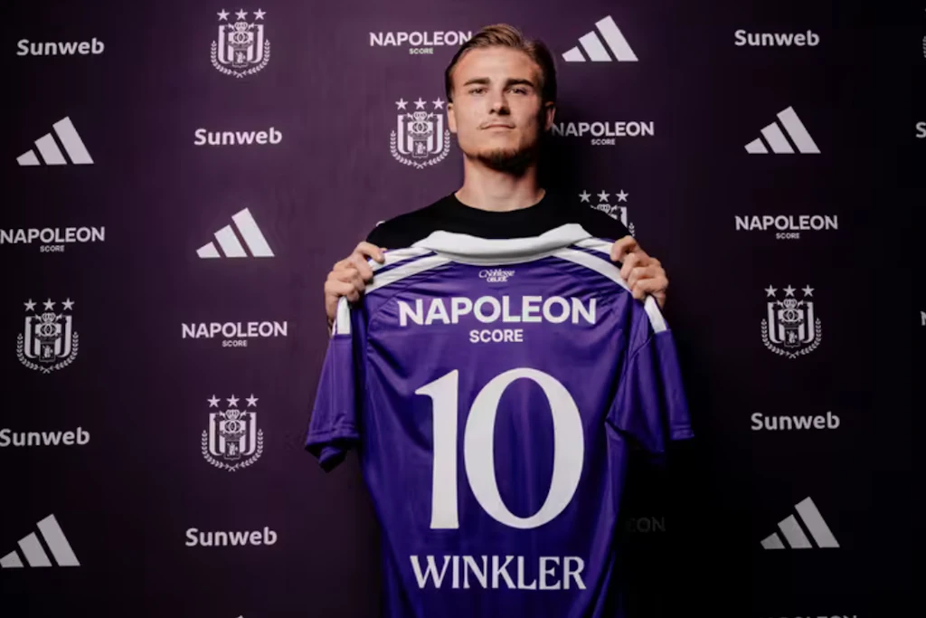 Marten Winkler verließ Montag Hertha BSC und präsentierte beim RSC Anderlecht stolz sein neues Trikot mit der Nummer 10.