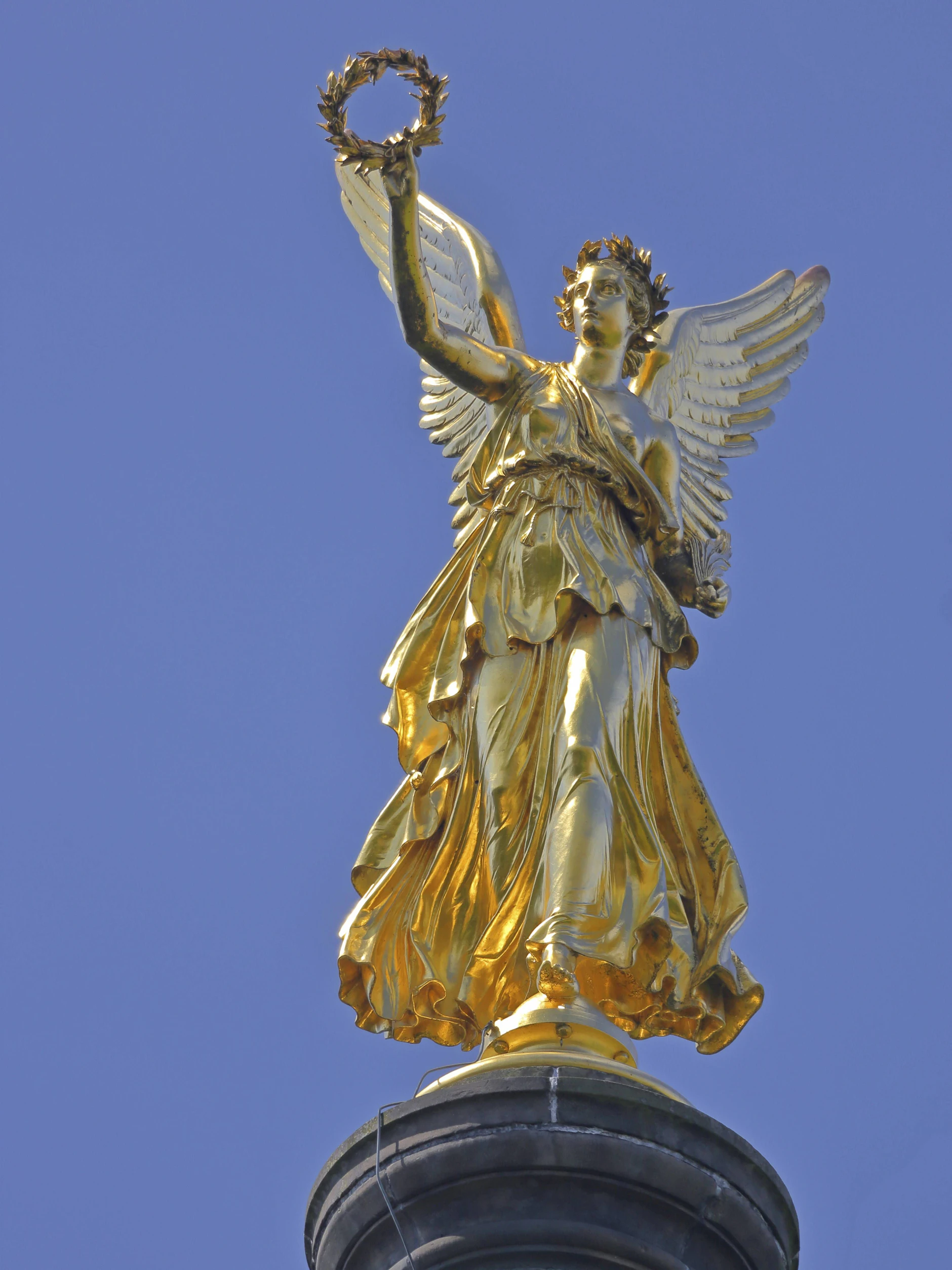 Die Goldene Victoria mit dem Lorbeerkranz: Lorbeer war schon immer ein Symbol für Glück und Sieger. Viele stecken sich deshalb ein Blatt als Glücksbringer ins Smartphone.