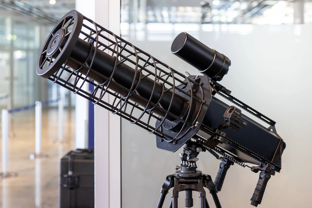 Der Counter UAV Jammer HP 47 PRO V7 ist ein tragbares, schultergestütztes Störsender-System zur Drohnenabwehr. Er wurde jetzt in Bayern vorgestellt.