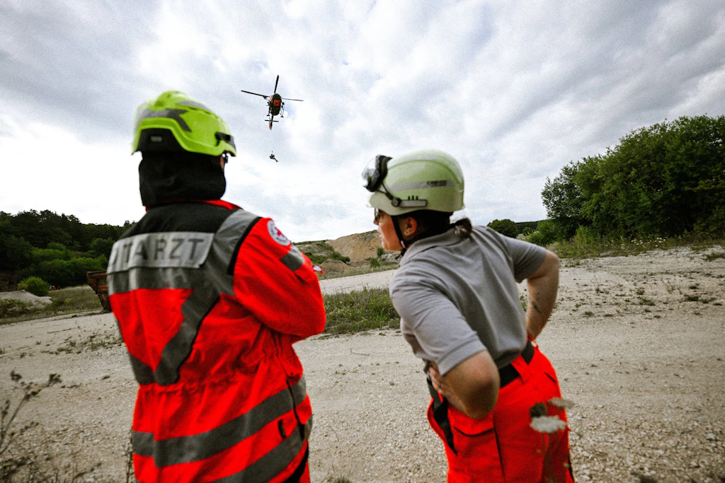 Ein SAR-Rettungshubschrauber vom Typ Airbus H145 der Bundeswehr übt gemeinsam mit Rettungshundestaffeln der Bergwacht und der Malteser in einem Steinbruch bei Bartholomä.