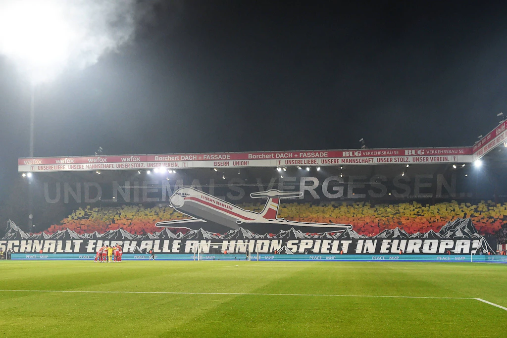 Mit den Spielen in der Europa League im Stadion An der Alten Försterei war der 1. FC Union Berlin einer der Wegbereiter für die bevorstehende Rückkehr von Stehplätzen bei deutschen Länderspielen.