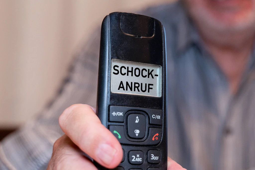 Wer sich von Anrufern unter Druck setzen lässt, fällt leichter auf Betrugsmaschen herein.