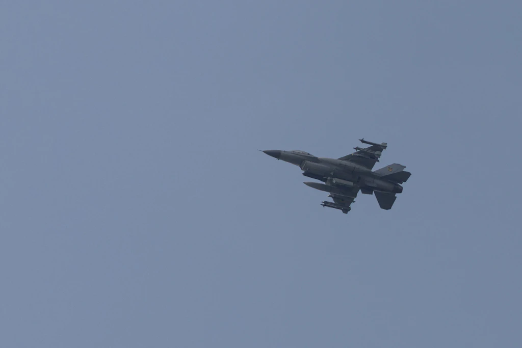 Ein F-16-Kampfjet fliegt über Kiew