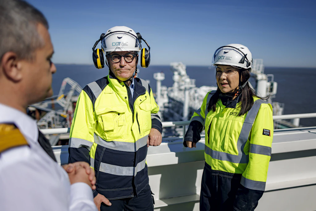 Wirtschaftsministerin Reiche besucht im April 2026 das LNG Terminal Wilhelmshaven 1, das zu einem sehr großen Teil mit LNG aus den USA beliefert wird.