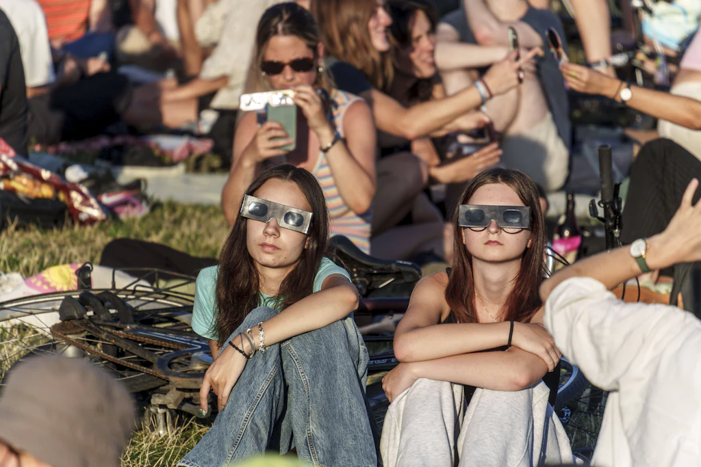 Berlinerinnen und Berliner beobachteten die Sonnenfinsternis auf dem Tempelhofer Feld.