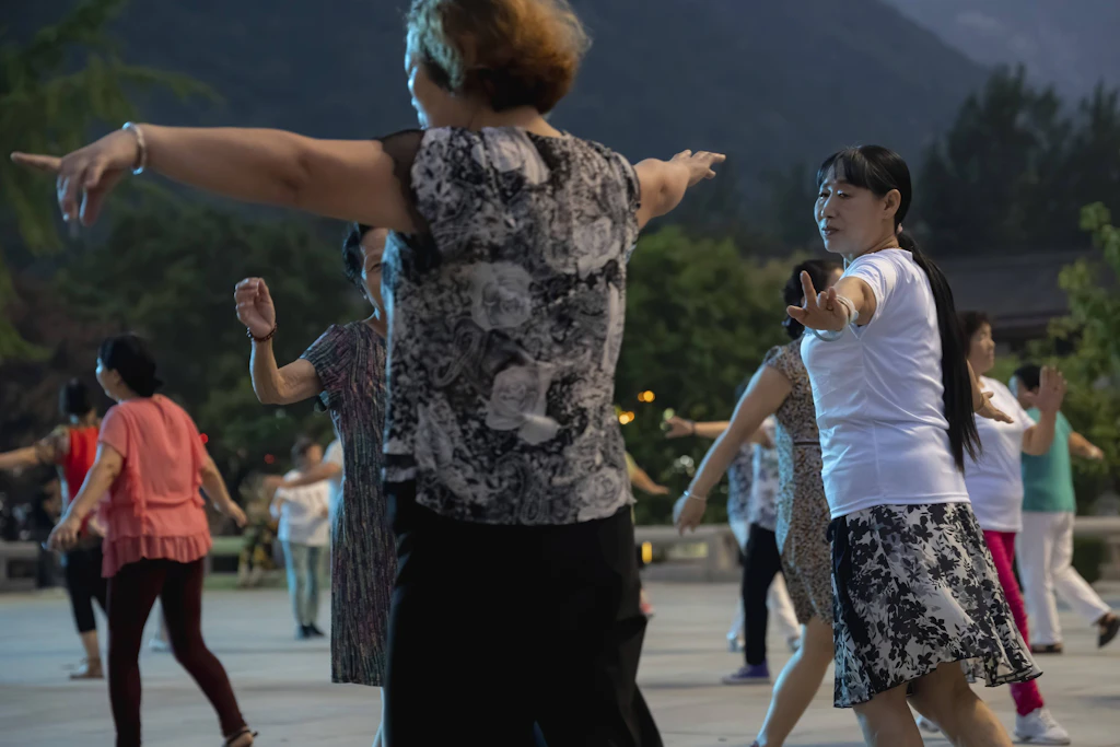 Beim chinesischen Square Dance geht es um Gleichmäßigkeit, Synchronität und gemeinsames Auftreten, das ganze Jahr über. Als könne man Jugend durch gemeinsames Training herstellen.