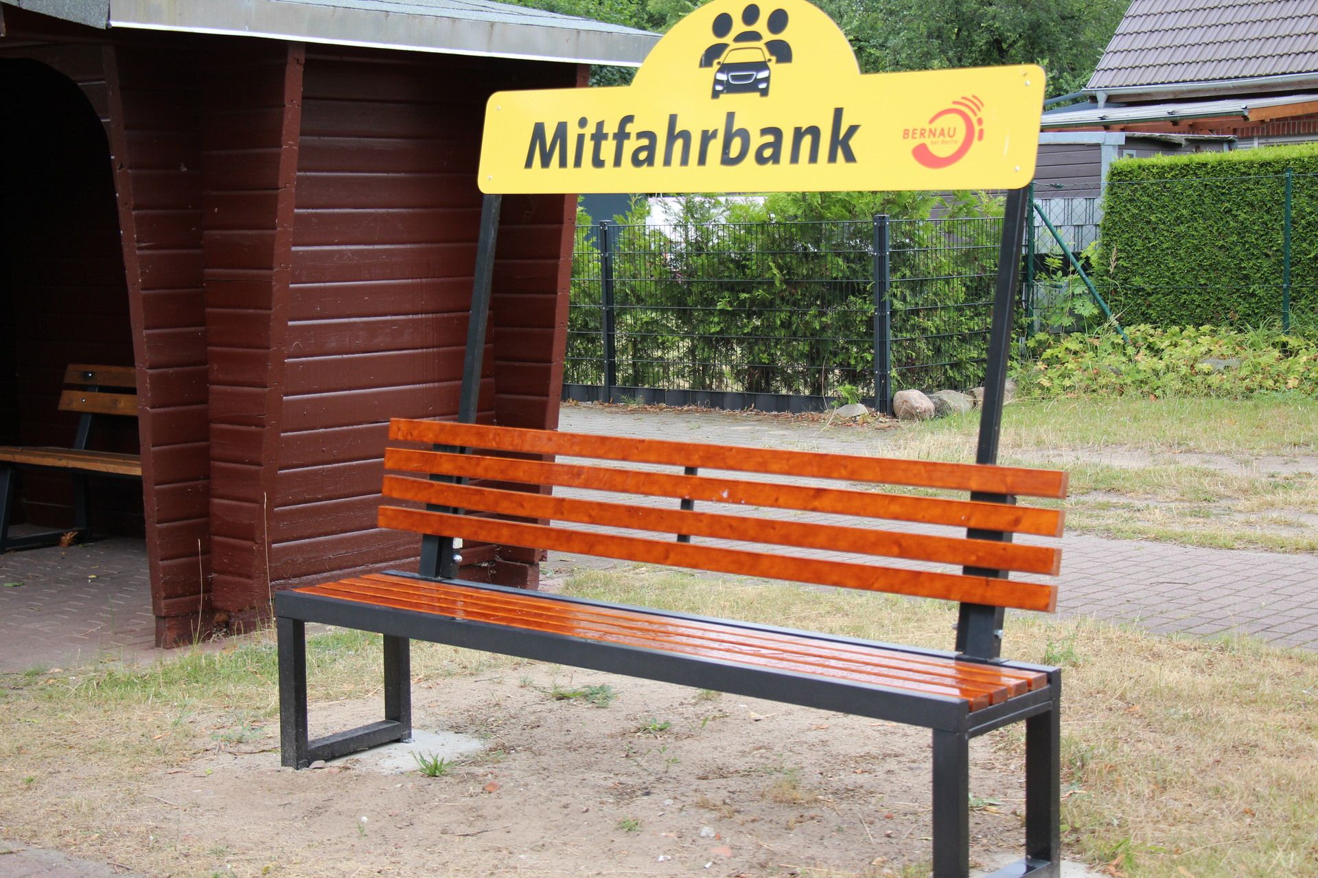 Nicht einmal der Bürgermeister wurde mitgenommen: Die neuen Mitfahrbänke bleiben leer