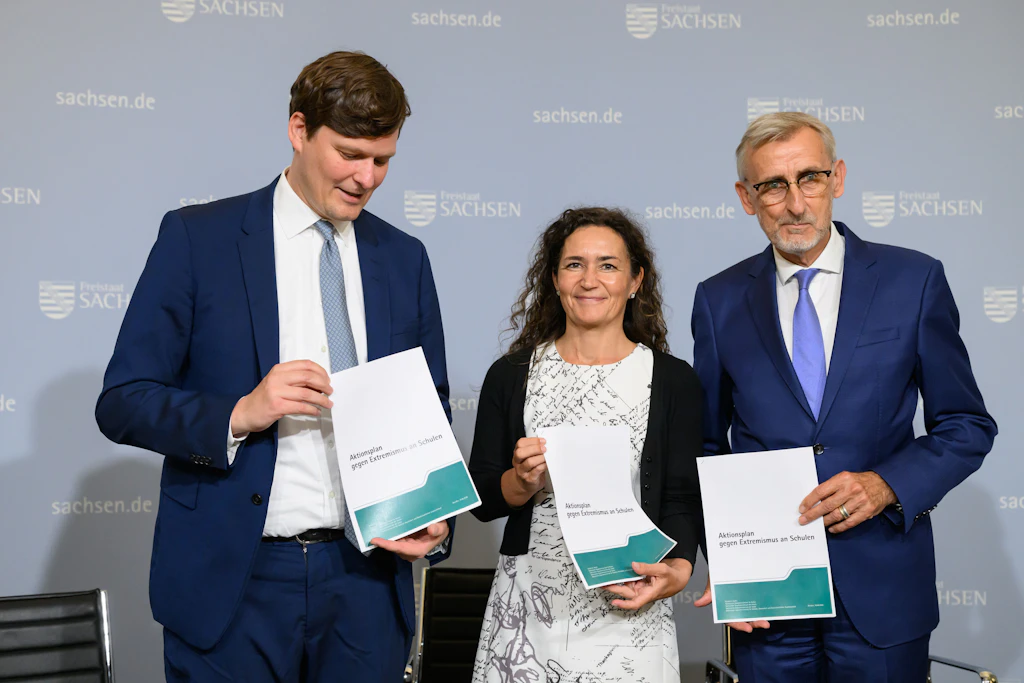 Kultusminister Clemens . Justizministerin Geiert (CDU) und Innenminister Schuster (alle CDU) präsentieren ihren Aktionsplan gegen Extremismus an Sachsens Schulen.