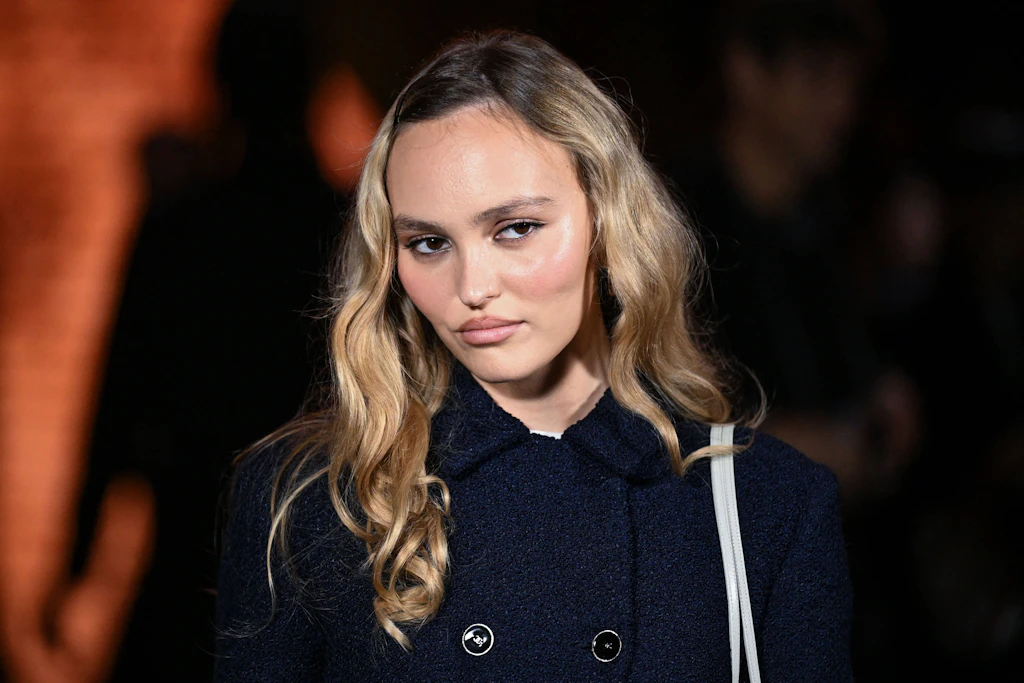 Auch ein Ansatz kann entzücken: Lily-Rose Depp bei der Chanel Womenswear Show für Frühling/Sommer 2026 in Paris.
