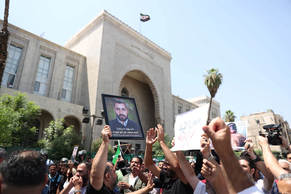 Menschen versammeln sich nach den Todesurteilen gegen Baschar und Maher al-Assad sowie Atef Najib vor dem Justizpalast in Damaskus.