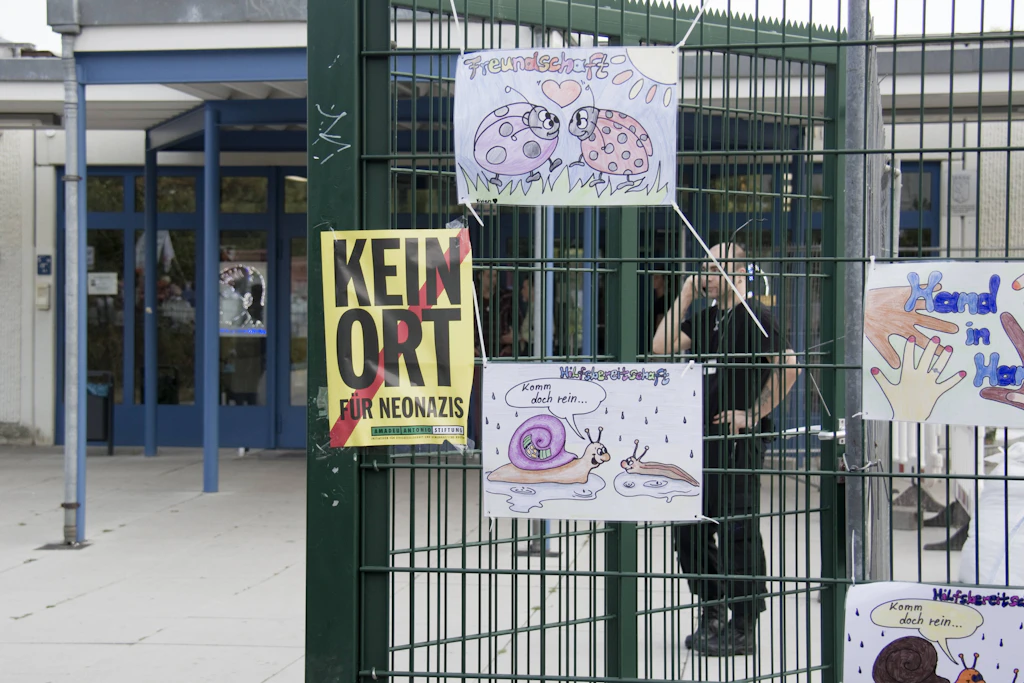 Schulen sollten frei von jeder Form von Extremismus sein (Symbolbild).