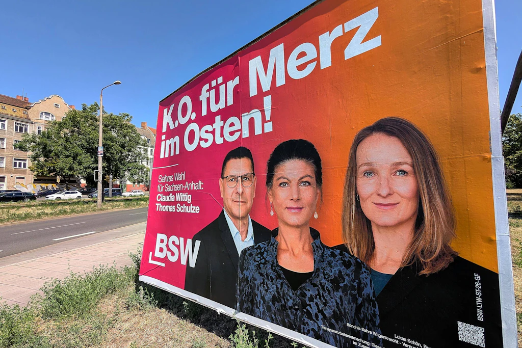 Wahlplakat des BSW mit Parteigründerin Sahra Wagenknecht sowie den Spitzenkandidaten Claudia Wittig und Thomas Schulze in Halle (Saale).