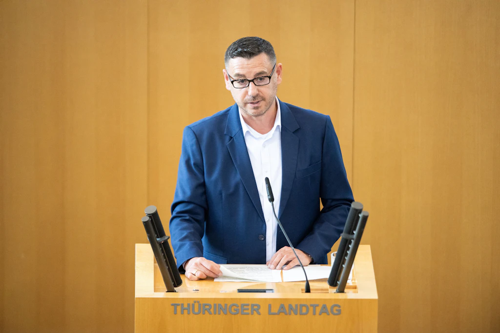 Sven Küntzel, Abgeordneter der Thüringer BSW-Fraktion, spricht sich gegen eine Fortsetzung der Brombeer-Koalition aus: „Mario Voigt ist als Ministerpräsident nicht mehr haltbar. Das Amt ist durch sein Verhalten beschädigt.“
