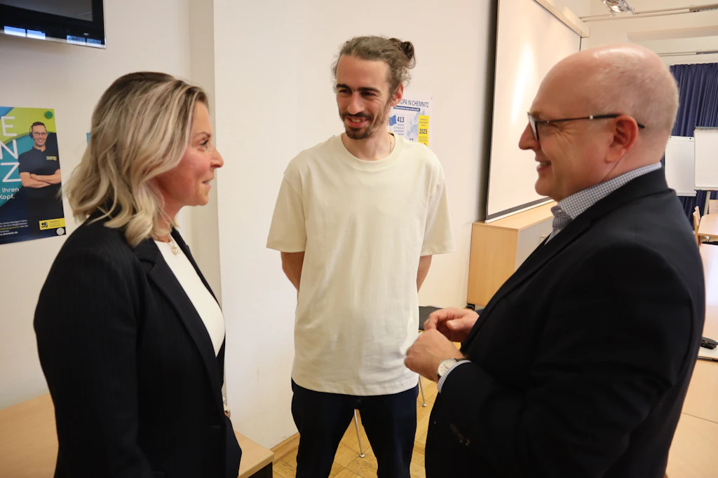 Annett Frömberger-Voigt im Gespräch mit Kosmos-Mitorganisator Ernesto Uhlmann und dem Oberbürgermeister der Stadt Chemnitz, Sven Schulze.