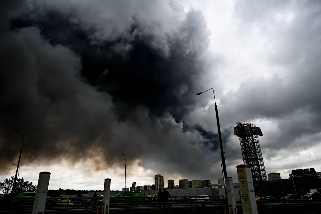 Schwarzer Rauch steigt von der Raffinerie auf, in der nach einem Angriff ein Feuer ausgebrochen ist, während in Moskau am 18. Juni 2026 die Löscharbeiten andauern.