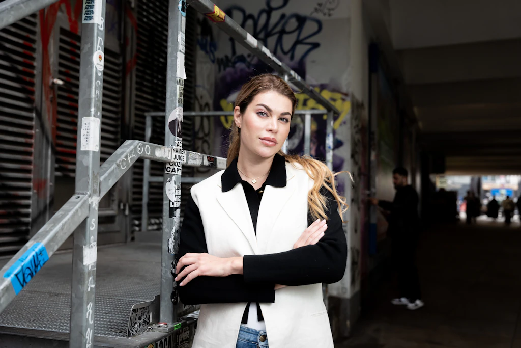 Die Journalistin und Autorin Alina Beyer am Alexanderplatz in Berlin.