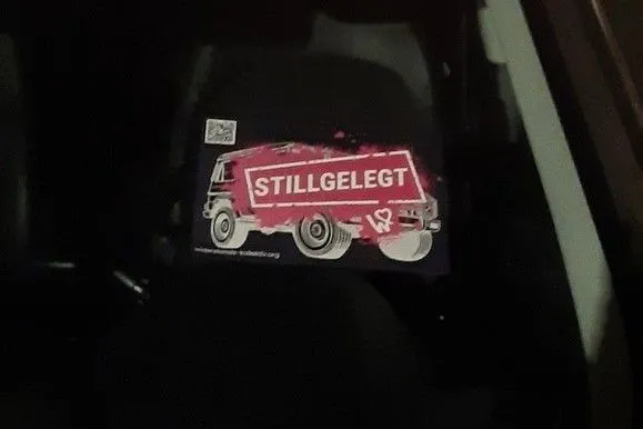Auf die betroffenen Fahrer wartet neben platten Reifen ein frecher Flyer.