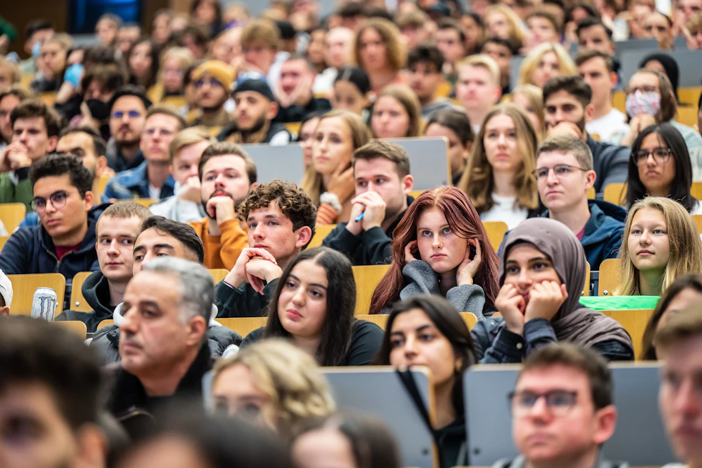 Junge Akademiker finden aktuell nach der Uni schwerer einen Job, trotz zahlreicher Bewerbungen und der Bereitschaft zur Flexibilität.
