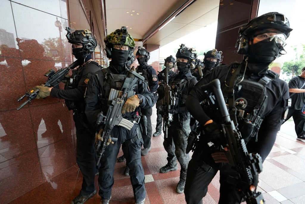 Soldaten der südkoreanischen Armee nehmen im Rahmen der gemeinsamen Militärübung „Ulchi Freedom Shield“ der USA und Südkoreas an einer Anti-Terror-Übung teil.