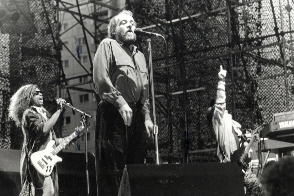 Rock-Legende Joe Cocker trat am 2. Juni 1988 in Dresden auf und bekam dafür 180.000 DDR-Mark. Dafür soll er sich einen Mähdrescher gekauft haben.