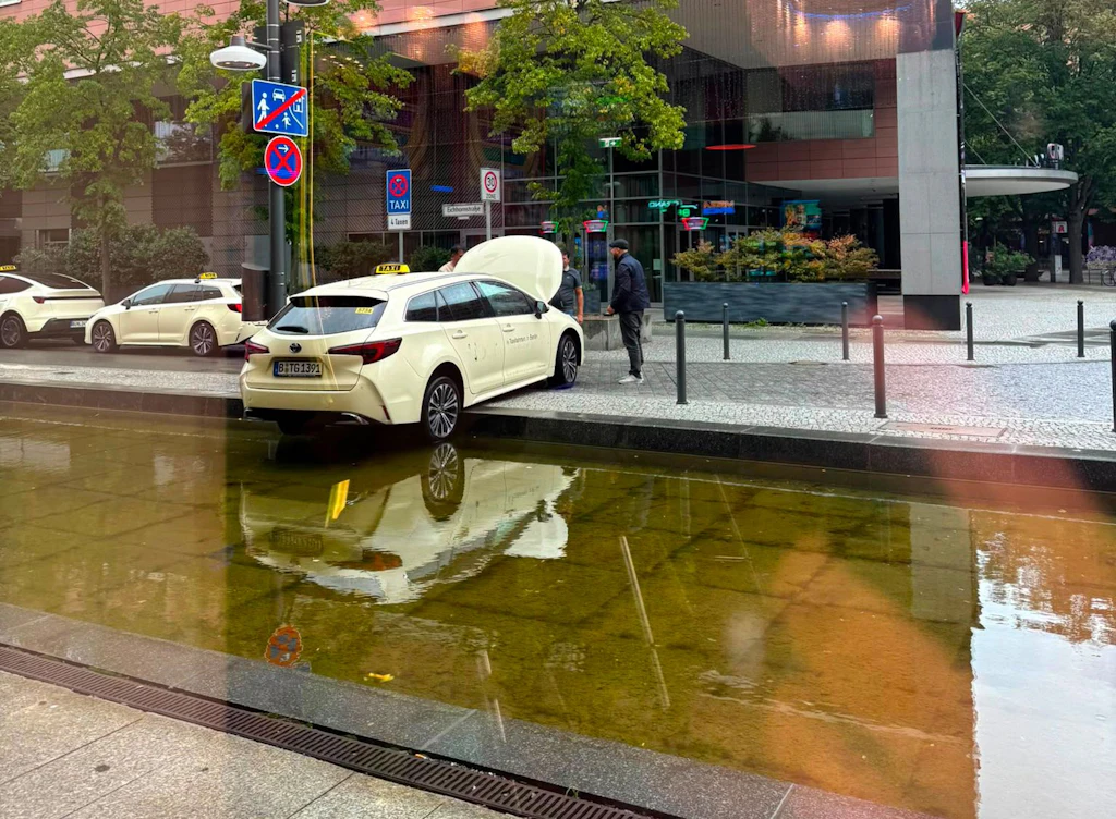 Potsdamer Platz: Taxifahrer verschätzt sich beim Wenden – Fahrzeug rutscht in Wasserbecken