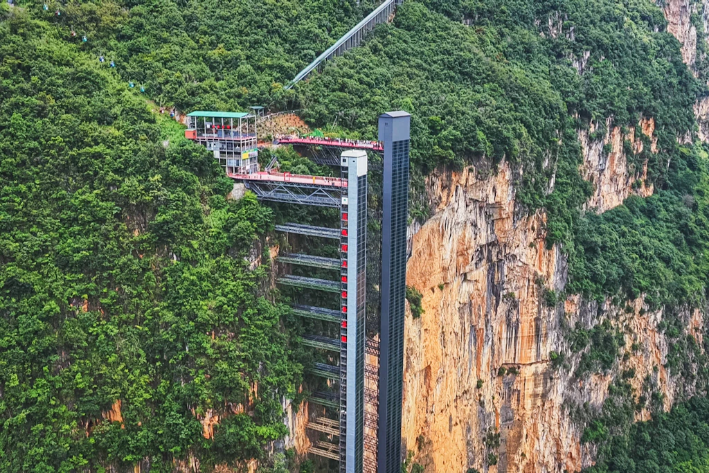 288 Meter Fels: Der Aufzugsturm in der Nizhuhe-Schlucht verkürzt den Schulweg auf rund 30 Minuten. Er ist der zweite an dieser Wand.