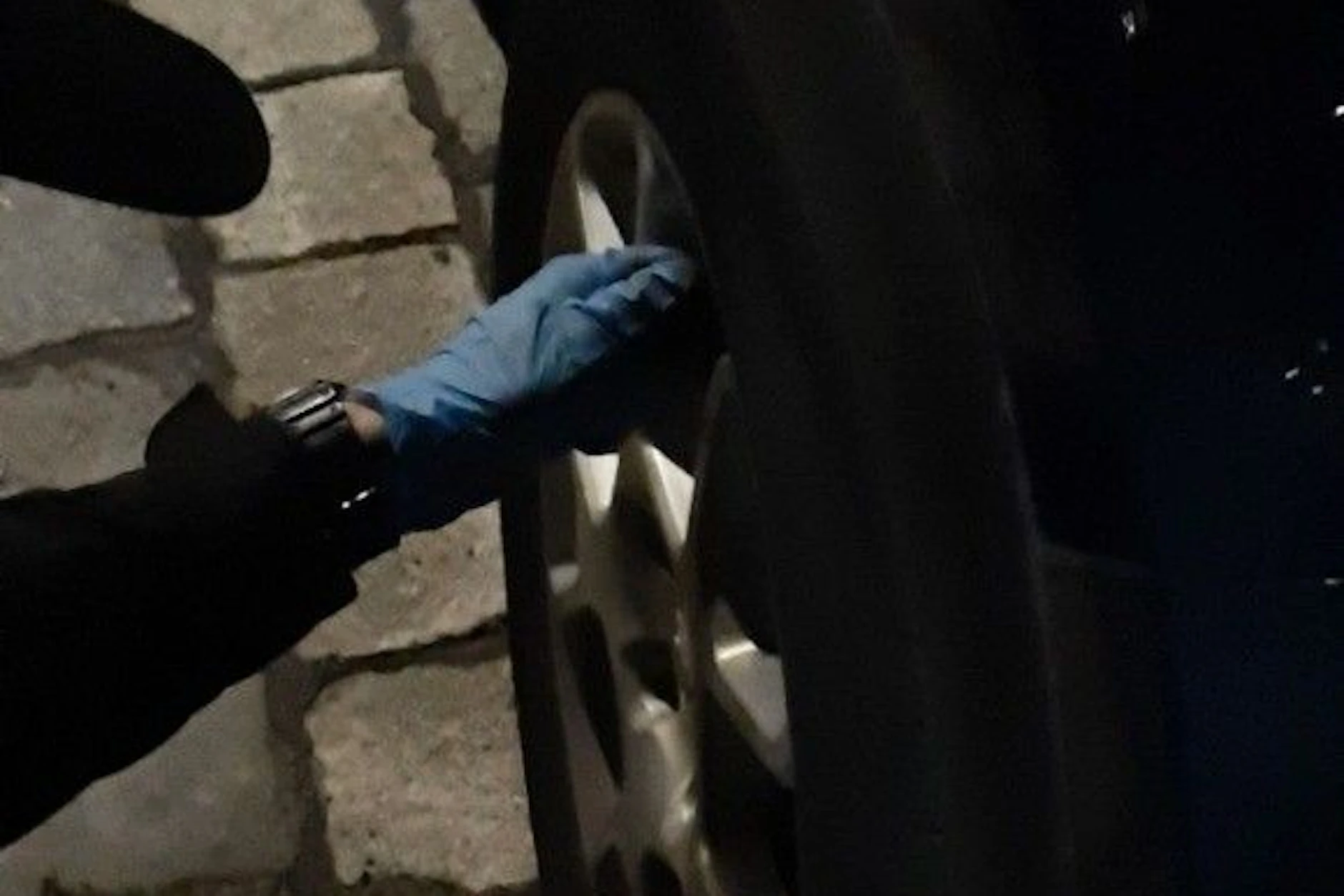 Mitglieder des Widerstands-Kollektivs haben Luft aus den Reifen von SUVs in Charlottenburg gelassen.