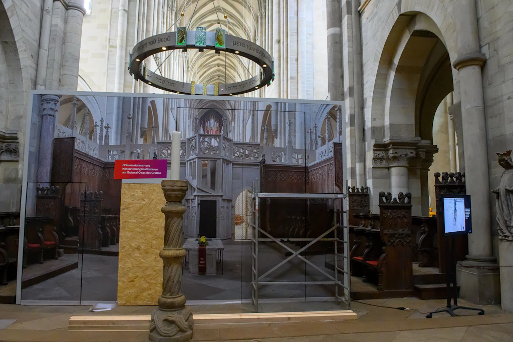 Eine Wand der Einhausung zeigt die ursprüngliche Grablege von Kaiser Otto dem Großen im Magdeburger Dom. Am 1. September 2026 sollen seine Gebeine dorthin zurückkehren.