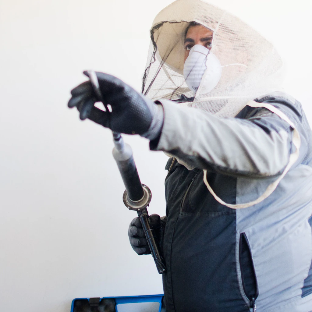 24.07.2018, Niedersachsen, Hannover: Schädlingsbekämpfer Cesar Aiello bekämpft mit Insektiziden ein Wespennest auf einen Balkon eines Mehrfamilienhauses. Die Kammerjäger haben im Moment alle Hände voll zu tun: Das Jahr 2018 ist ein gutes Wespenjahr und die Schädlingsbekämpfer müssen immer mehr Wespennester entfernen.