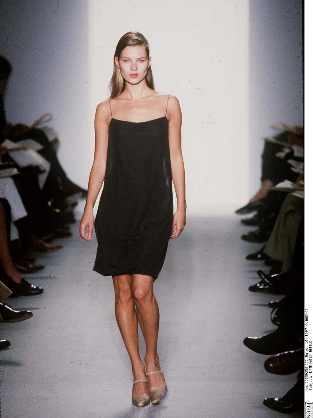 Kate Moss 1997 bei der Präsentation der Calvin-Klein-Kollektion in New York: Ihr Look wurde in den 90er-Jahren zum Sinnbild des sogenannten Heroin Chic.
