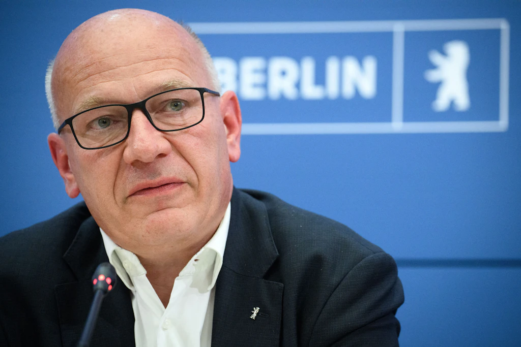 Kai Wegner (CDU), Regierender Bürgermeister von Berlin, äußert sich bei einer Pressekonferenz im Roten Rathaus zum Hackerangriff auf Teile der Berliner Verwaltung.
