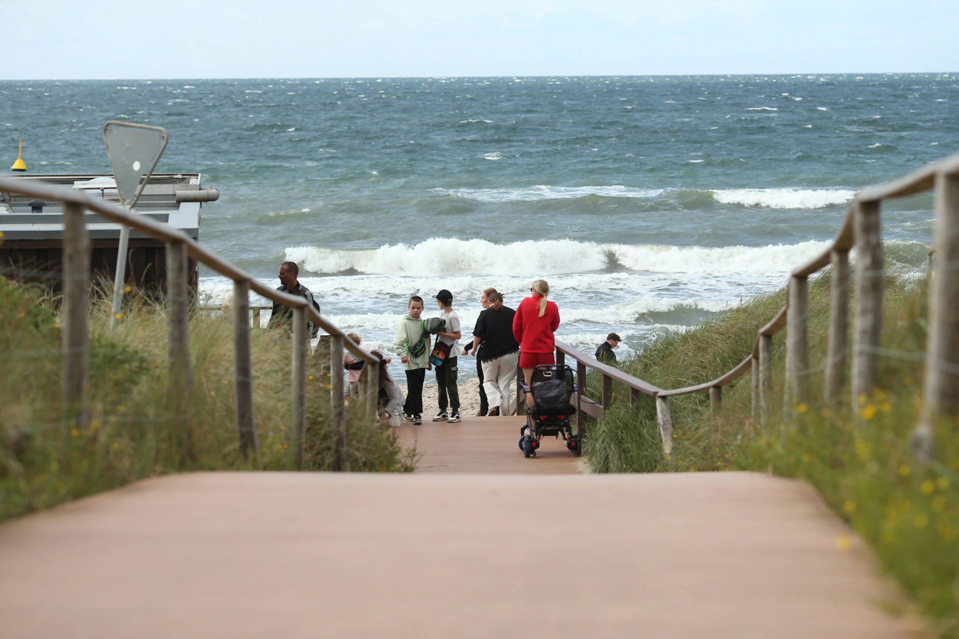 Die Wege zwischen den Dünen dürfen von den Urlaubern genutzt werden, um zum Strand zu gelangen.