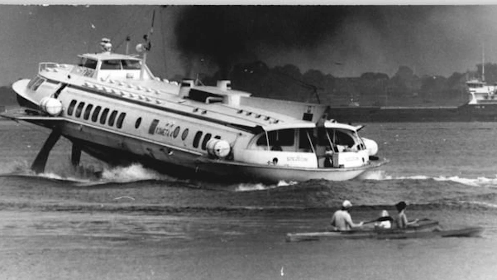 Schnell erreichten die Passagiere von Stralsund aus den Stettiner Hafen mit dem polnischen Kometa-Tragflächenboot „Szczecin“. Während polnische Boote auf dieser Route verkehrten, beförderten Schiffe der DDR von Stralsund und Sassnitz aus Touristen nach Kolberg.