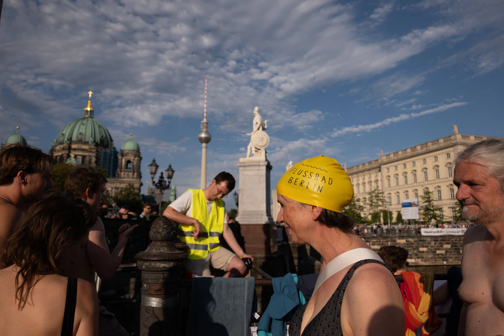 Besucher der Demonstration vor dem Humboldt-Forum im August 2025