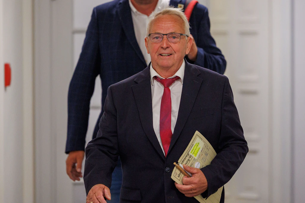 Umweltminister Till Backhaus (SPD) gab im Frühjahr grünes Licht für eine private Rettungsaktion des vor der Insel Poel gestrandeten Buckelwals.