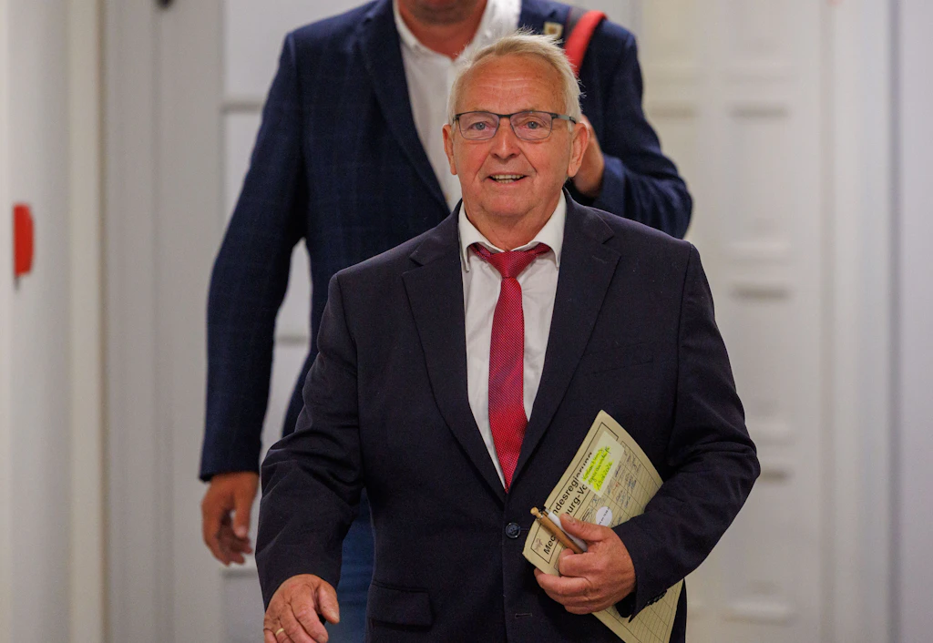 Buckelwal Timmy beschäftigt den Landtag – Minister Backhaus im Kreuzverhör