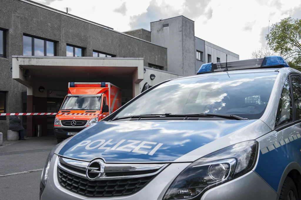 Ein Polizeiwagen steht vor der Rettungsstelle des Urban-Krankenhauses.