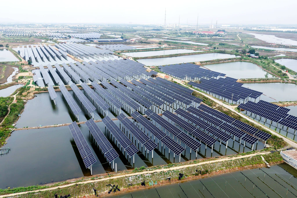Schwimmende Solarmodule in der chinesischen Provinz Shandong