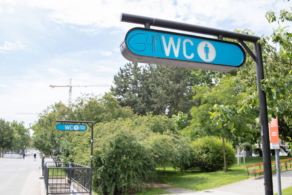 Ein Hinweisschild für eine öffentliche Toilette in Wien