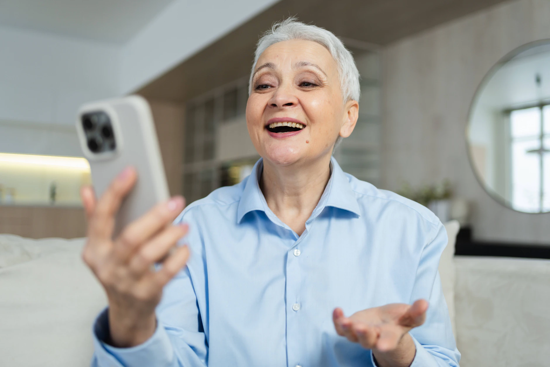 Nicht viele Rentner können sicher mit einem Smartphone umgehen. (Symbolfoto)