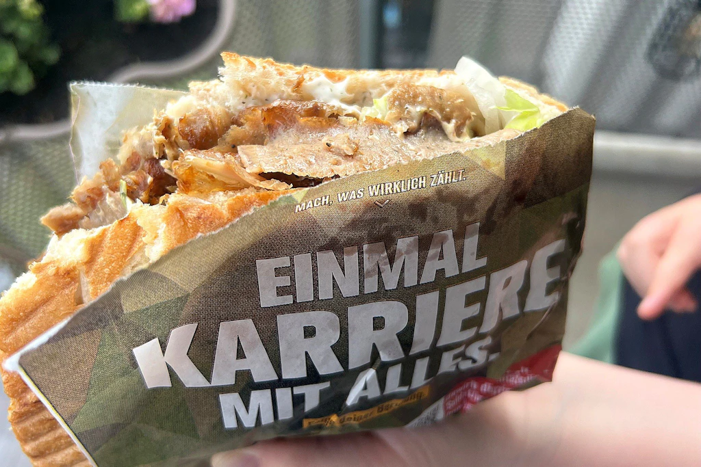 Einmal Karriere mit alles! So wirbt die Bundeswehr derzeit mit Hilfe von Döner-Imbissen in Berlin um Personal.