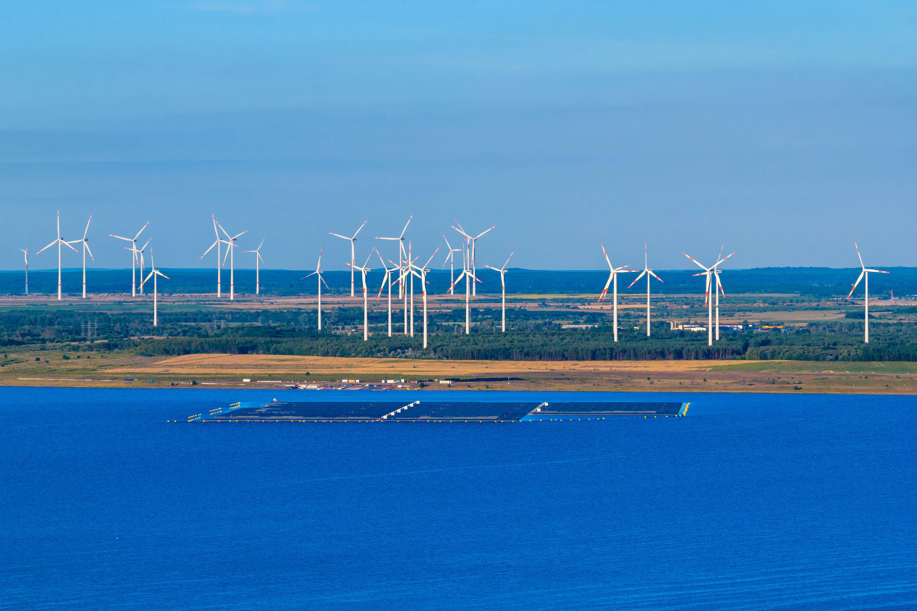 Blick über den gefluteten Cottbuser Ostsee mit schwimmender Solaranlage.