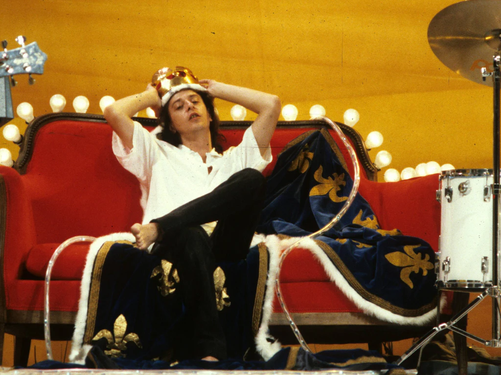 Der Sänger Rio Reiser bei einem Auftritt als König von Deutschland 5/1986