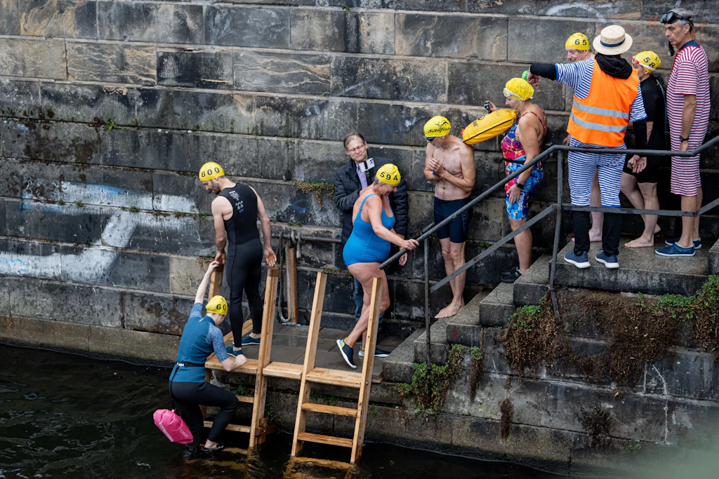 Schwimmdemo in Berlin fällt ins Wasser – Spree zu schmutzig