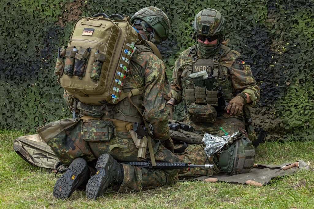 Interessanter Job? Sanitätskräfte der Bundeswehr versorgen beim Tag der Bundeswehr im Juni 2026 in Weißenfels einen simulierten Verwundeten.